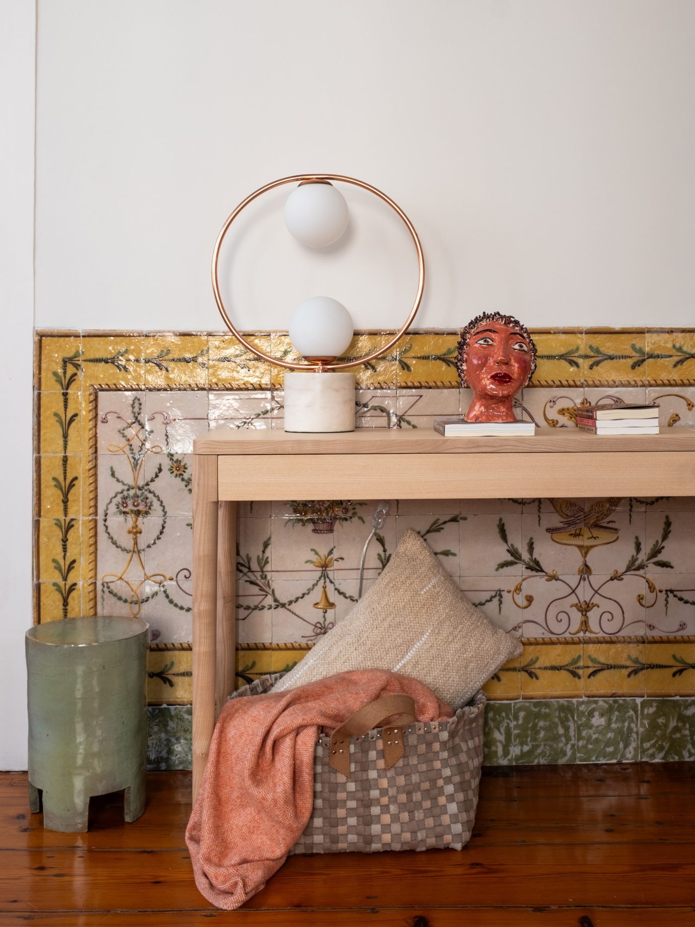 Candeeiro de mesa em latão e mármore sobre consola de madeira